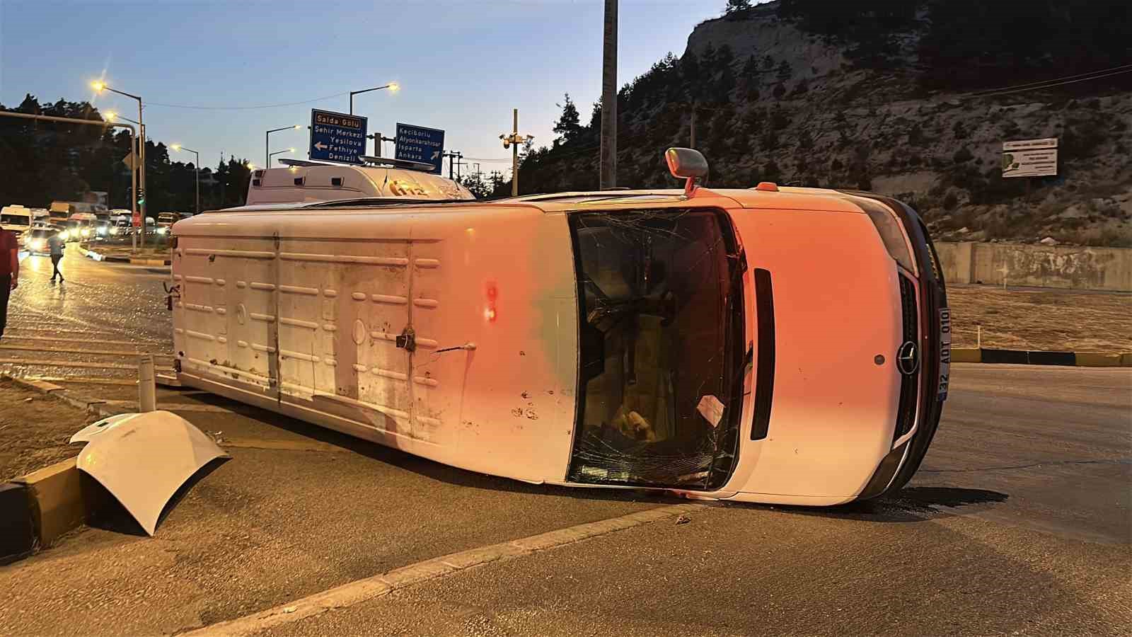 Burdur’da tarım işçilerini taşıyan minibüs devrildi: 9 yaralı