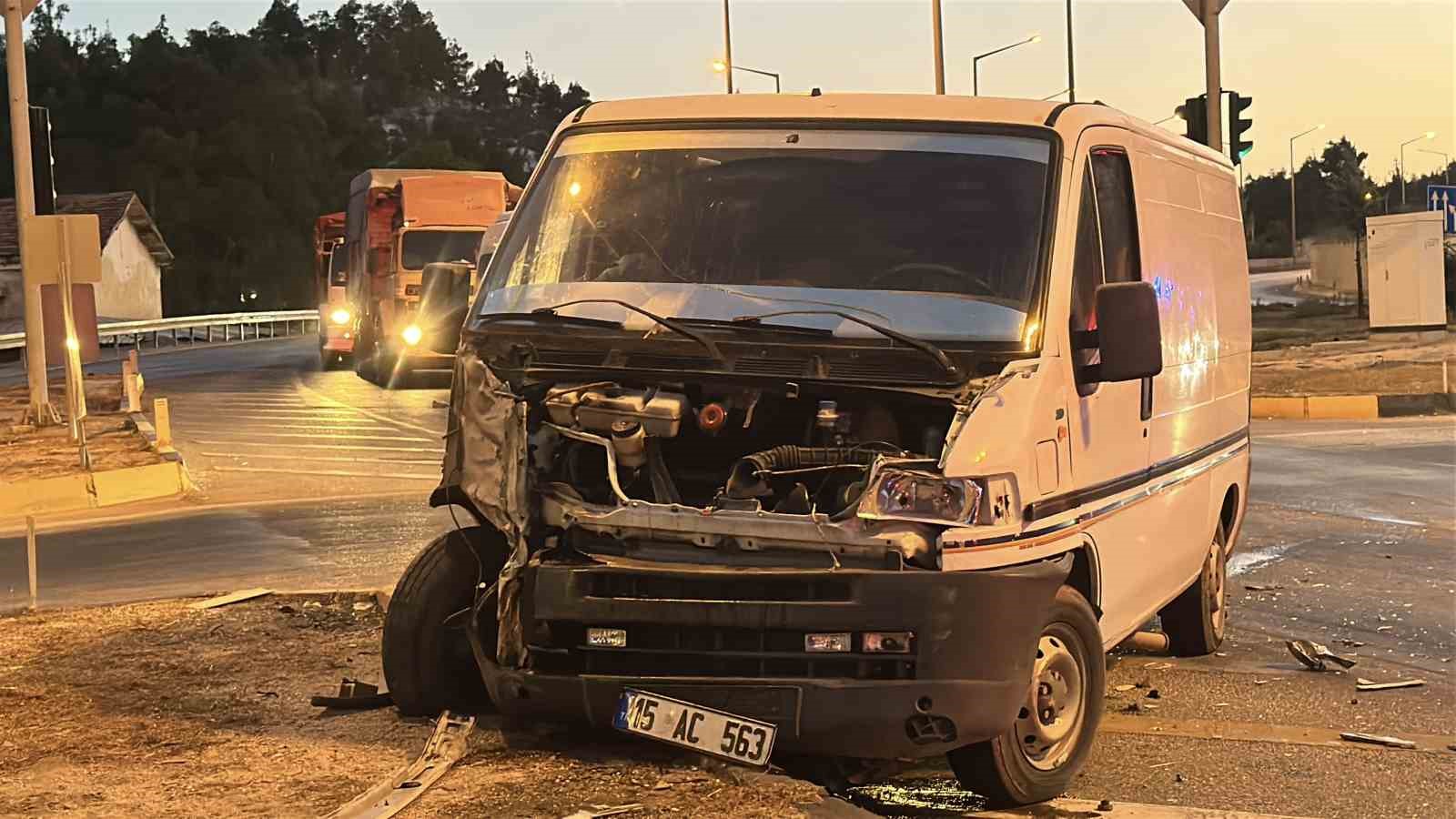 Burdur’da tarım işçilerini taşıyan minibüs devrildi: 9 yaralı
