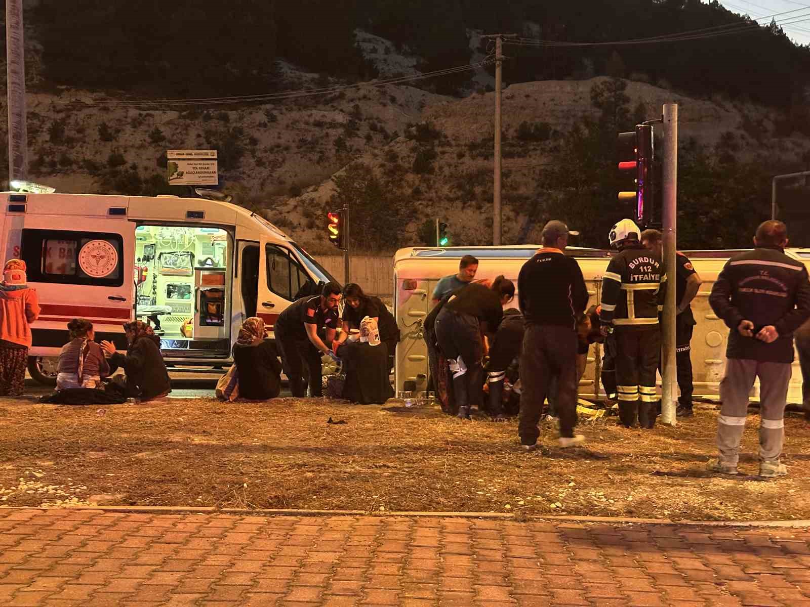 Burdur’da tarım işçilerini taşıyan minibüs devrildi: 9 yaralı