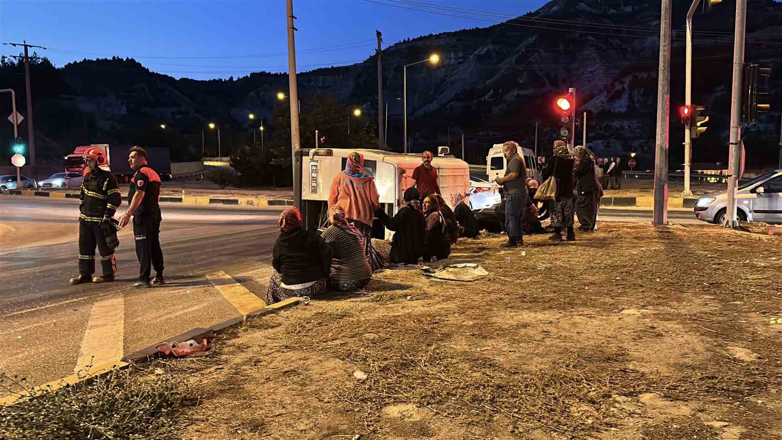 Burdur’da tarım işçilerini taşıyan minibüs devrildi: 9 yaralı