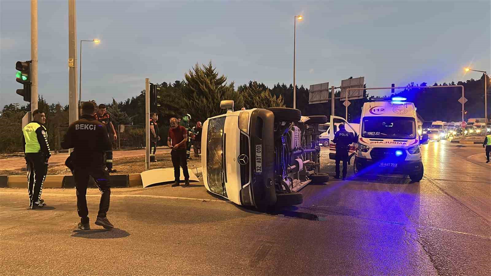 Burdur’da tarım işçilerini taşıyan minibüs devrildi: 9 yaralı