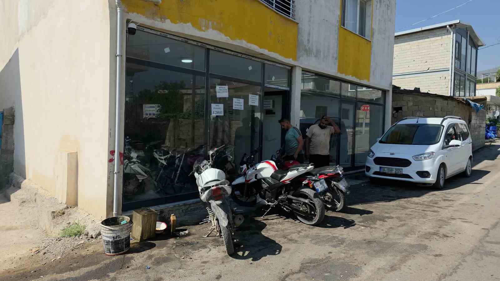 Motosiklet tamir ustası, tamirhanede yarış muhabbetini ve küfrü cama astığı yazıyla yasakladı