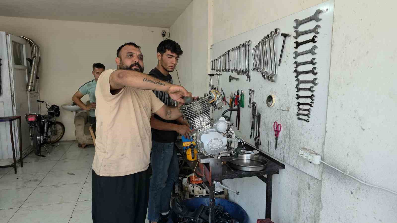Motosiklet tamir ustası, tamirhanede yarış muhabbetini ve küfrü cama astığı yazıyla yasakladı
