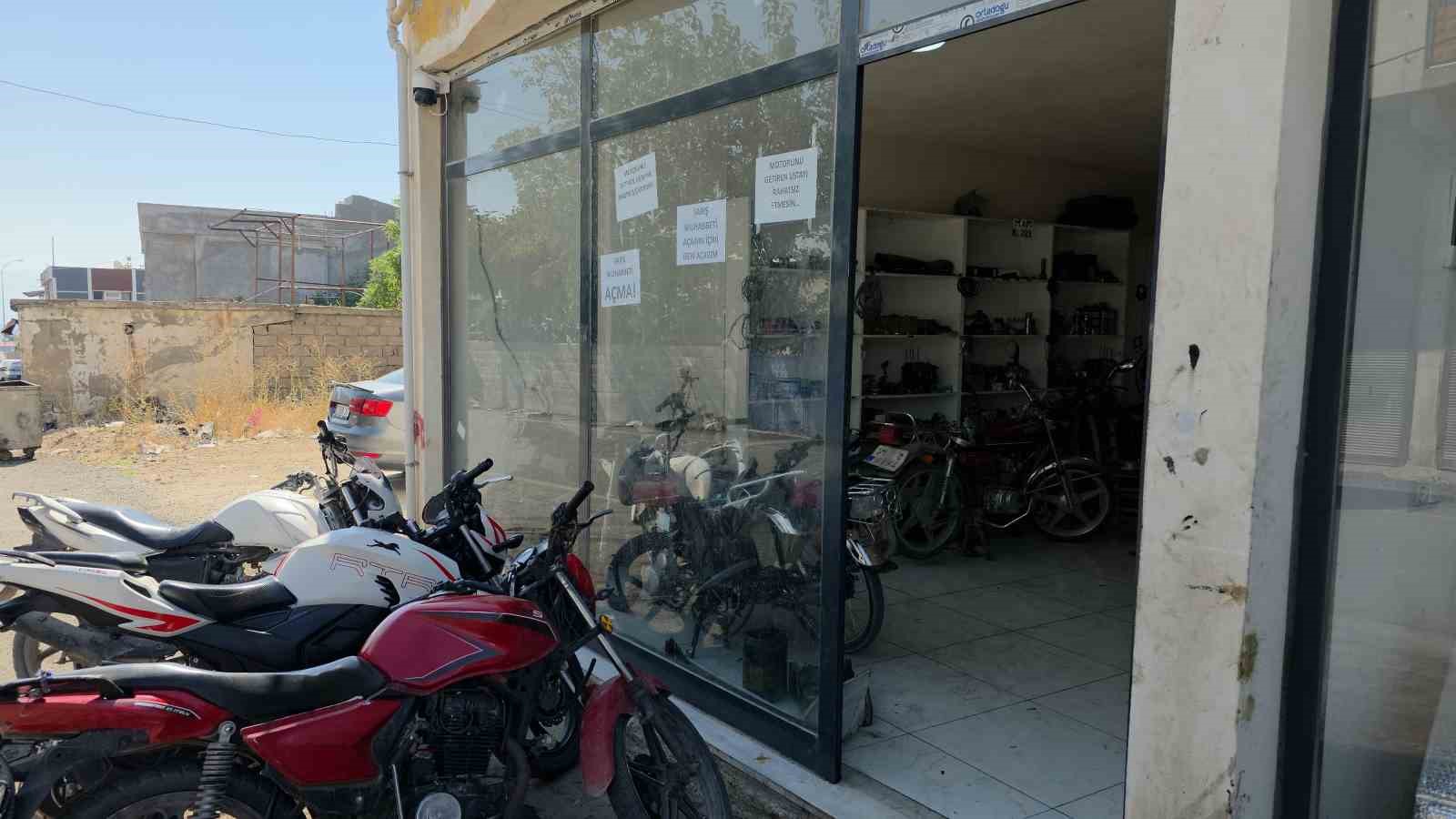 Motosiklet tamir ustası, tamirhanede yarış muhabbetini ve küfrü cama astığı yazıyla yasakladı
