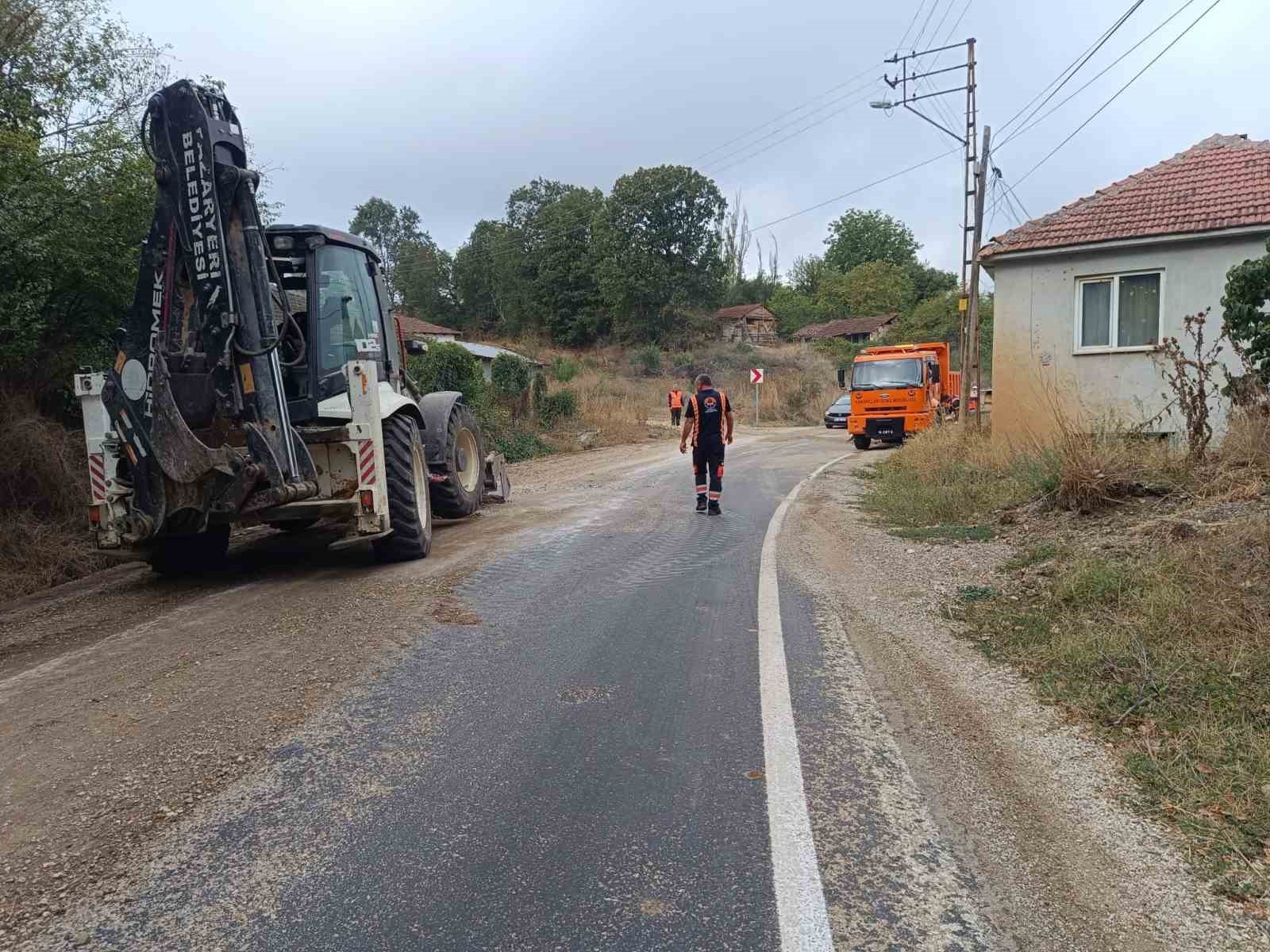 Dar olan köy yolu Karayolları ekiplerince genişletiliyor