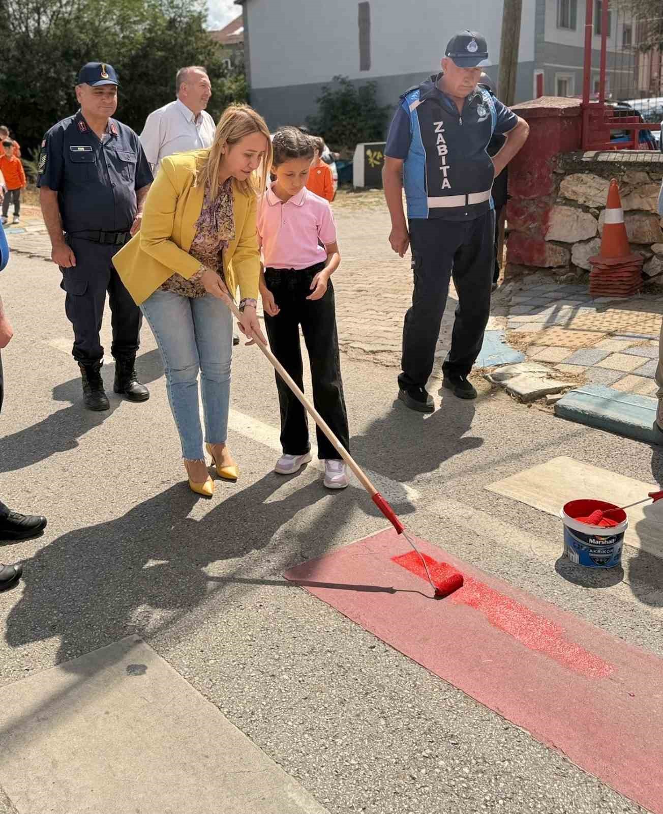 Okul çevresinde bulunan yaya yolunu çocuklar boyadı