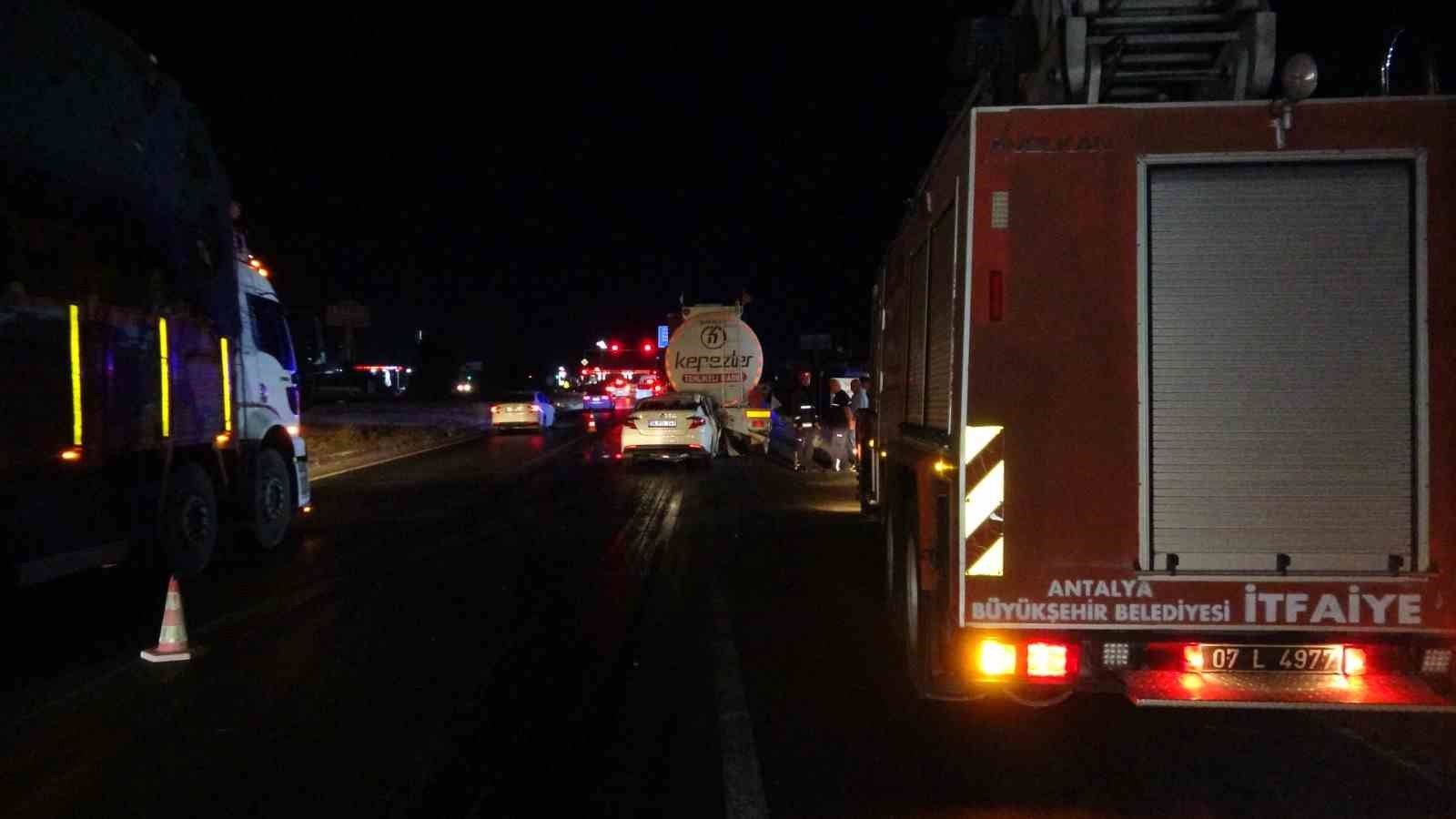 Akaryakıt tankerine ok gibi saplanan otomobil, tankerin yakıtının boşaltılmasıyla çıkartılabildi