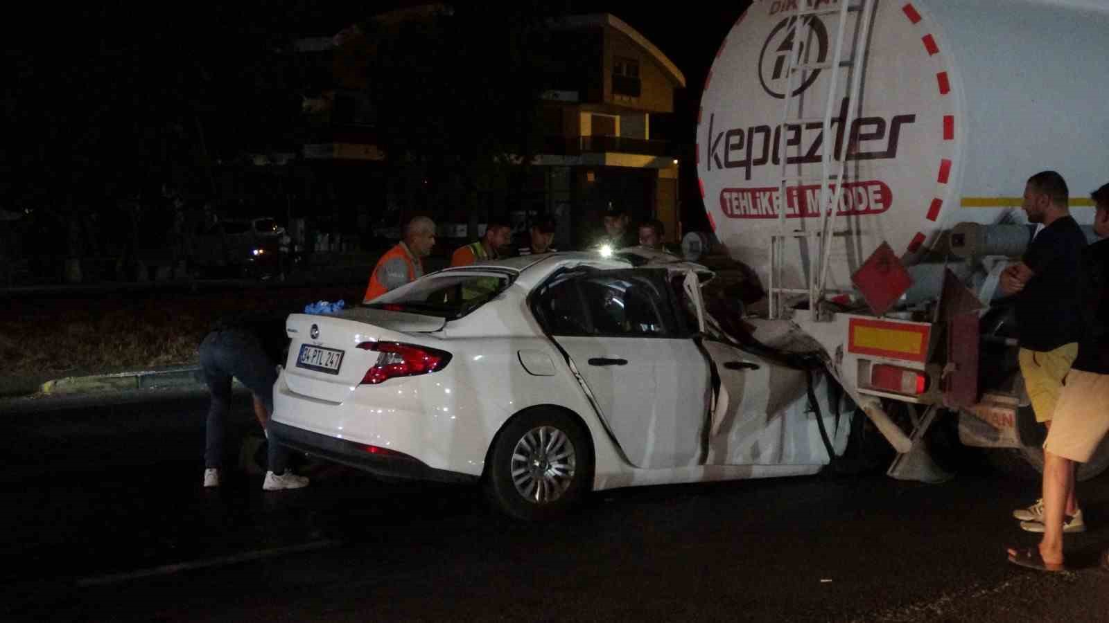 Akaryakıt tankerine ok gibi saplanan otomobil, tankerin yakıtının boşaltılmasıyla çıkartılabildi
