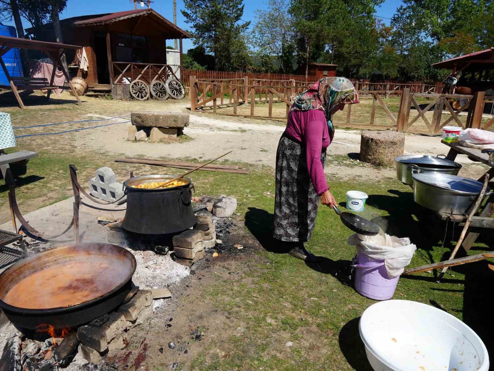 Kadınların kış mesaisi başladı: Elmalar kazanlarda pekmeze dönüşüyor