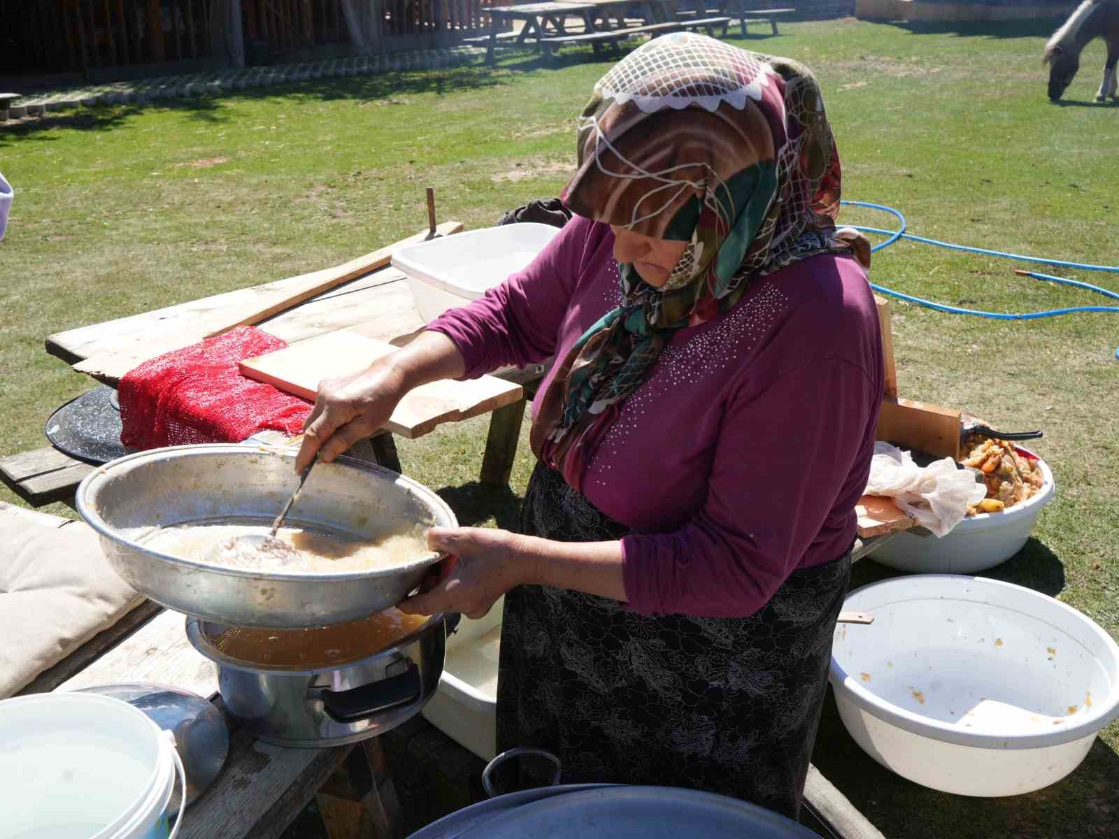 Kadınların kış mesaisi başladı: Elmalar kazanlarda pekmeze dönüşüyor