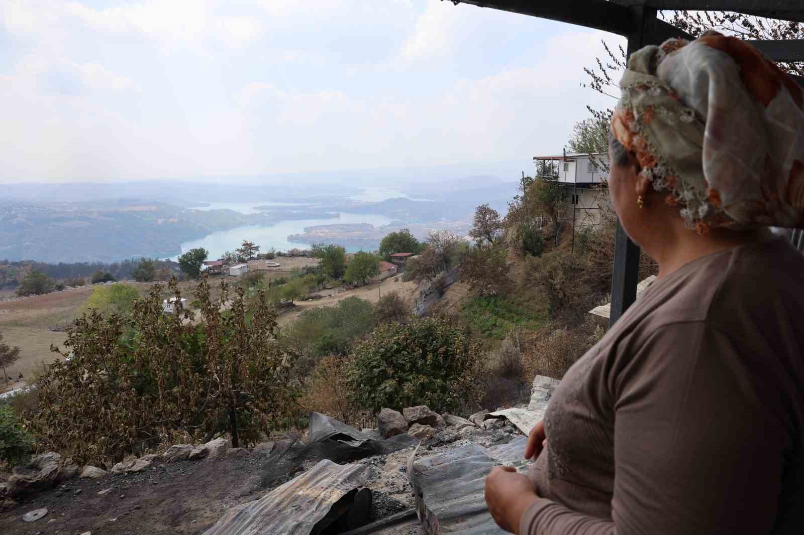 Kozan’daki orman yangınında evleri yanan ailelere konteyner desteği