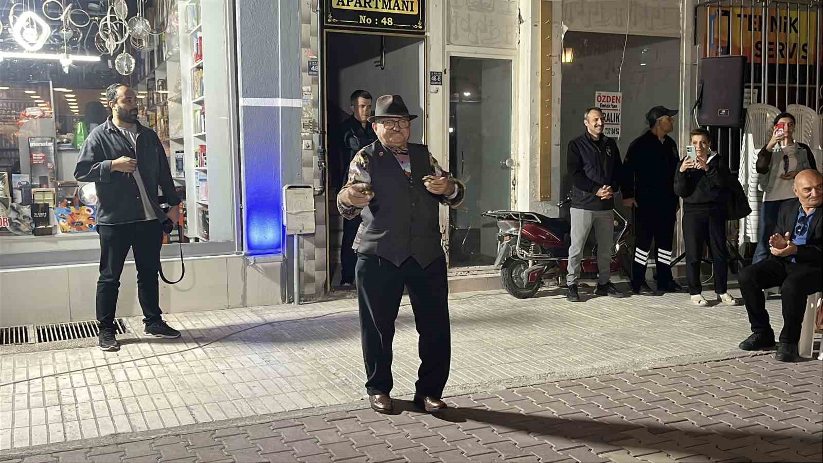 71 yaşında gençlere taş çıkartıyor, renkli simasıyla düğünleri şenlendiriyor