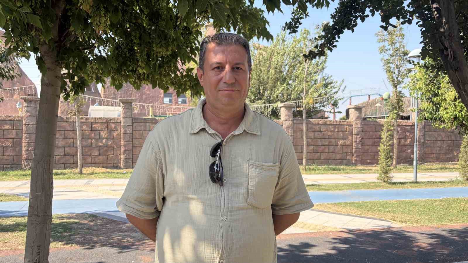 Klip çekiminde atın altında kalmaktan son anda kurtuldu