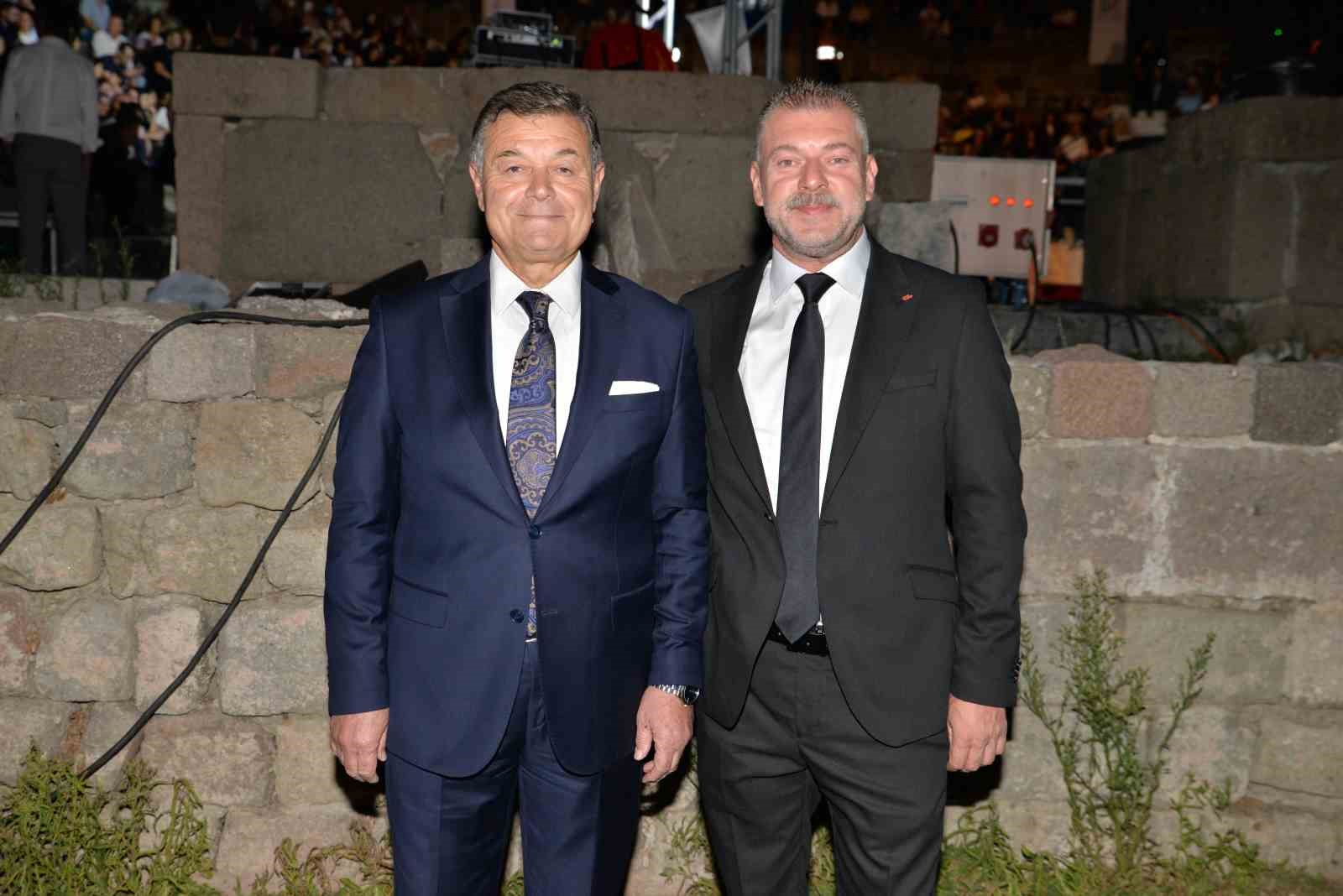 Bergama Antik Tiyatro’da Yeni Türkü coşkusu