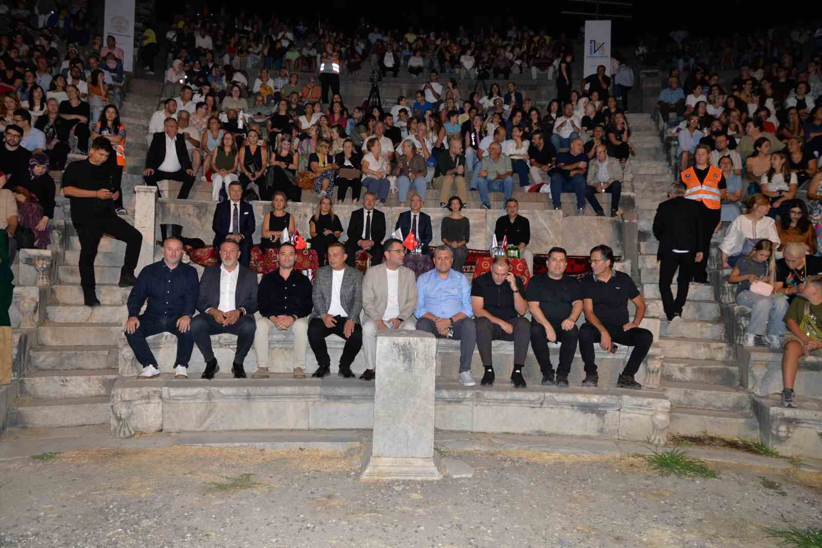 Bergama Antik Tiyatro’da Yeni Türkü coşkusu