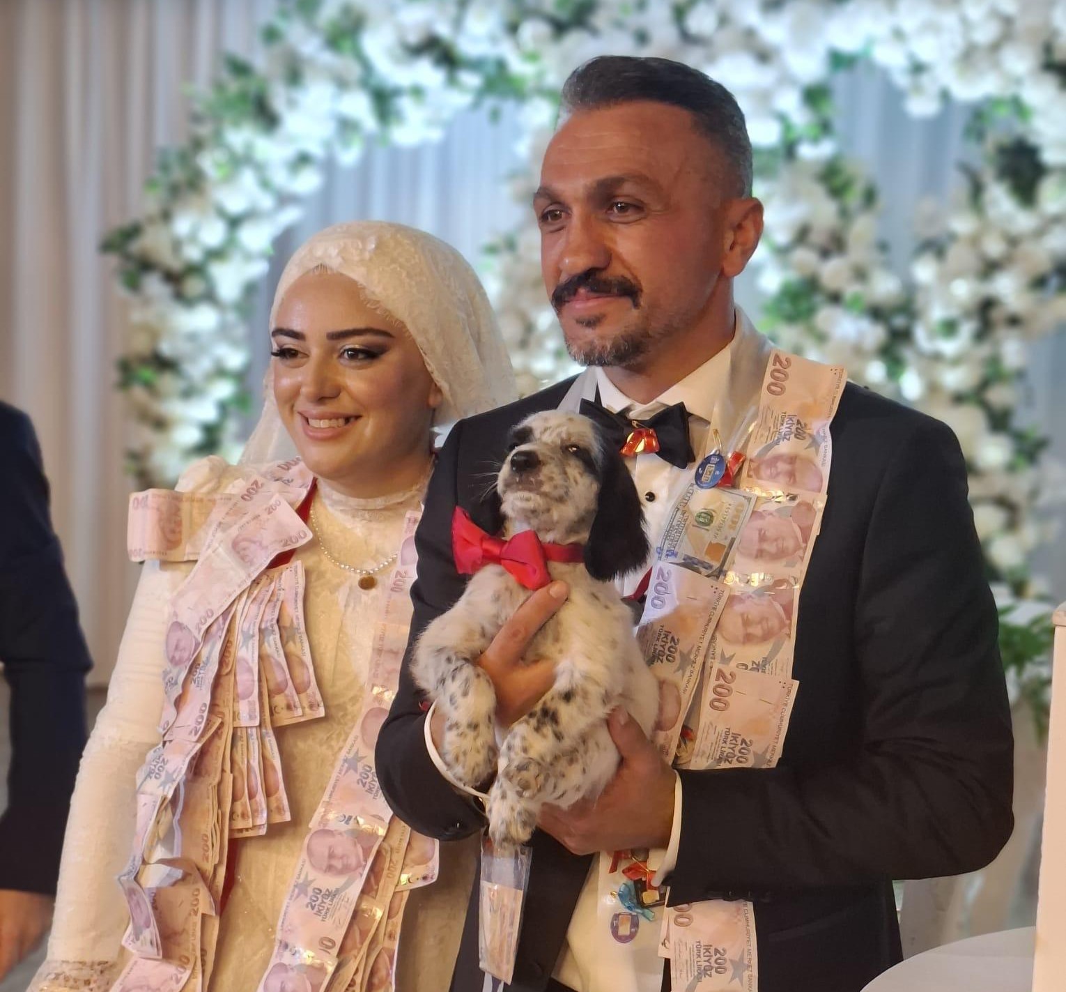Düğünde altın yerine köpek taktı