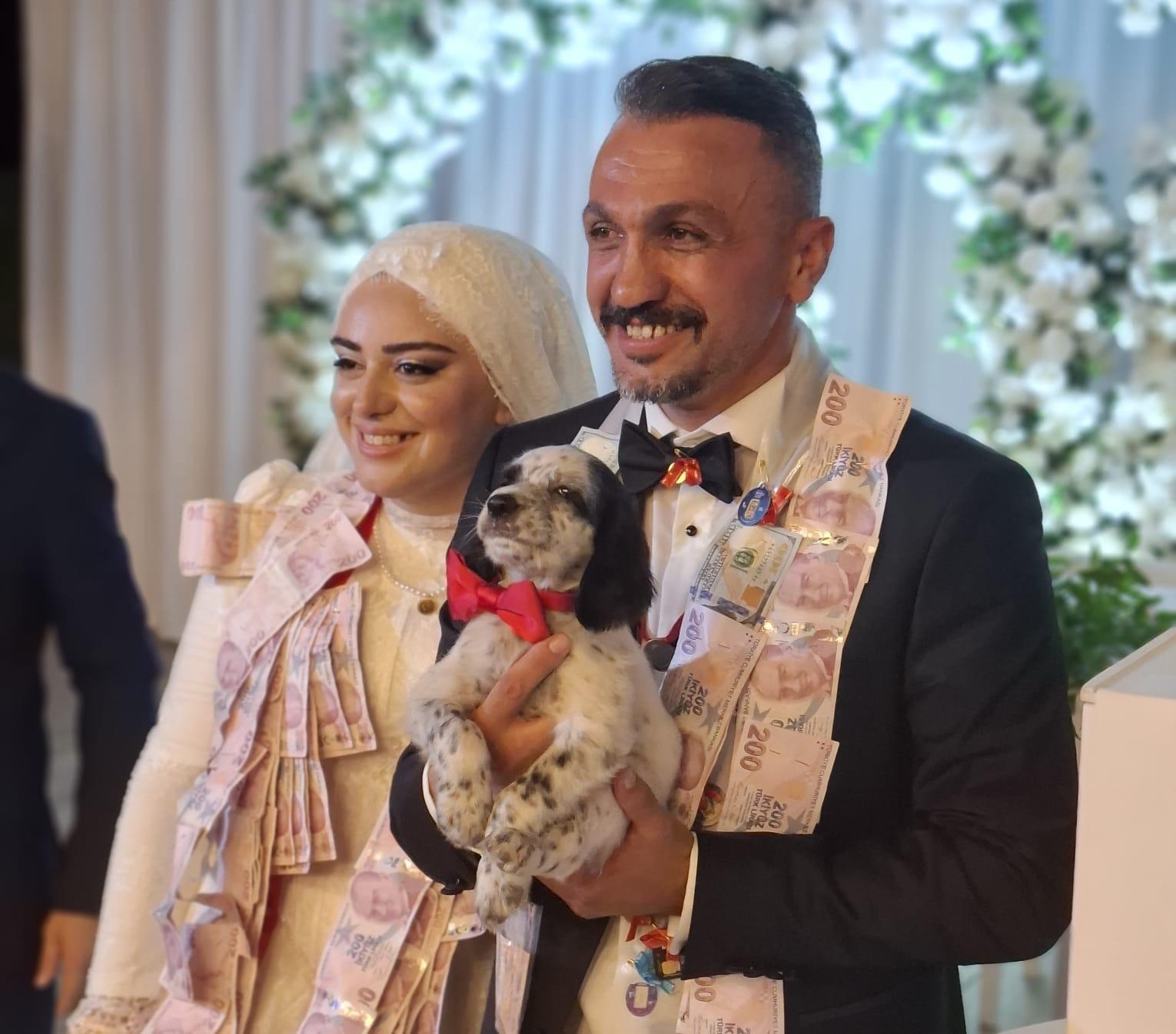 Düğünde altın yerine köpek taktı