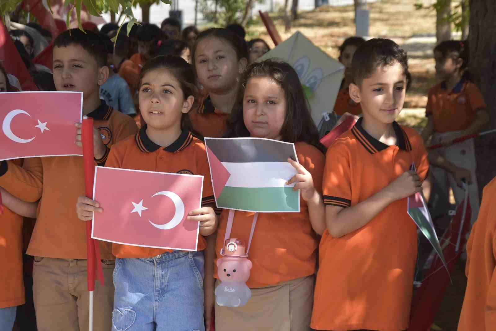 Bitlis’teki çocuklar Gazze’deki akranları için uçurtmalarını gökyüzüne bıraktı