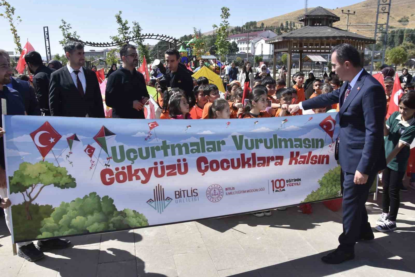 Bitlis’teki çocuklar Gazze’deki akranları için uçurtmalarını gökyüzüne bıraktı