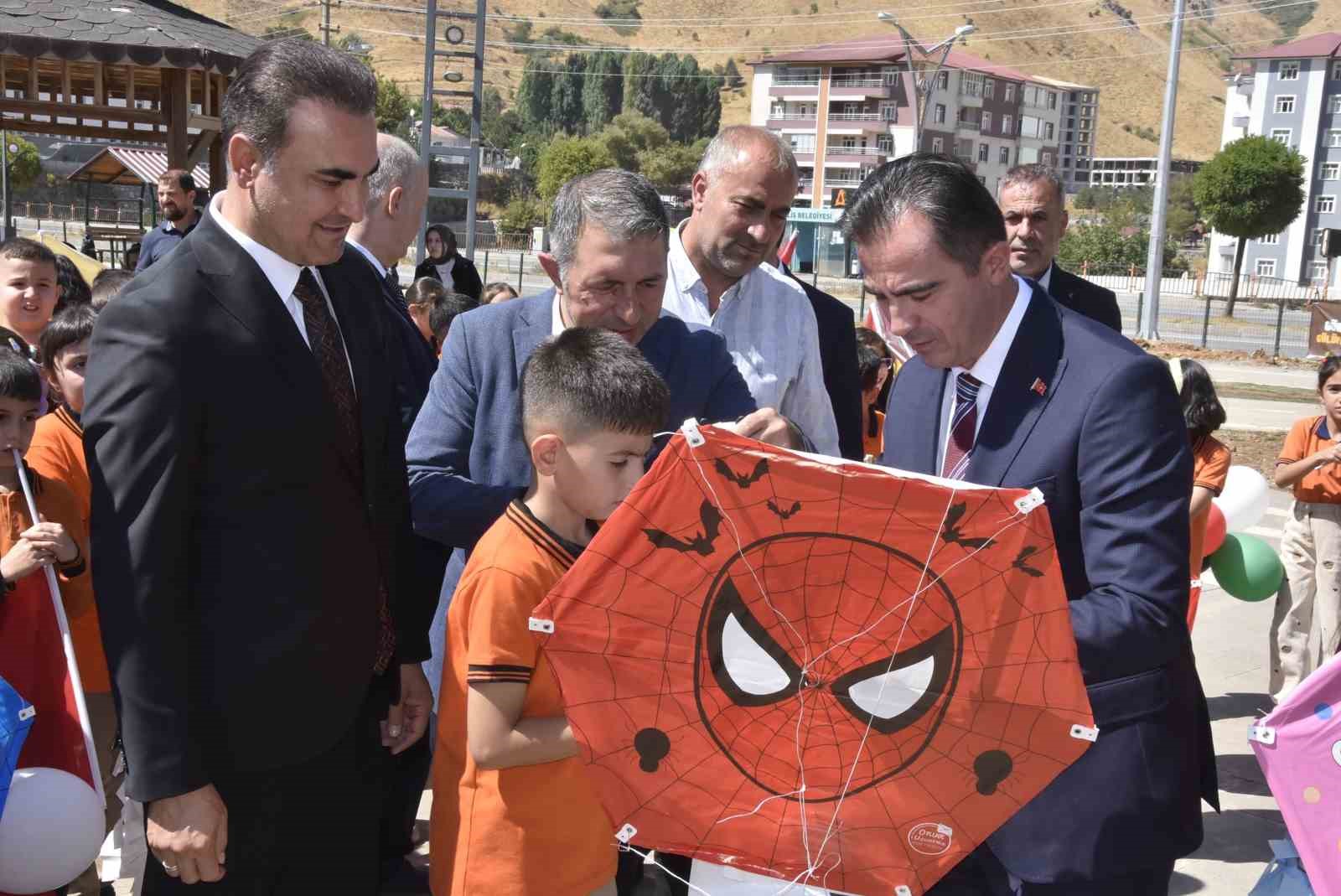 Bitlis’teki çocuklar Gazze’deki akranları için uçurtmalarını gökyüzüne bıraktı