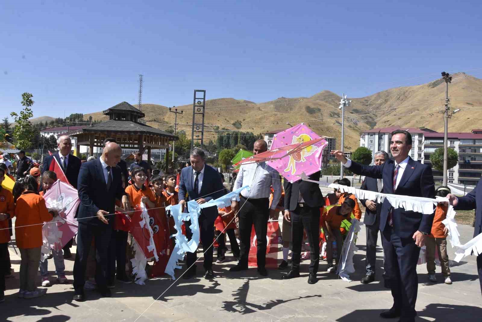 Bitlis’teki çocuklar Gazze’deki akranları için uçurtmalarını gökyüzüne bıraktı