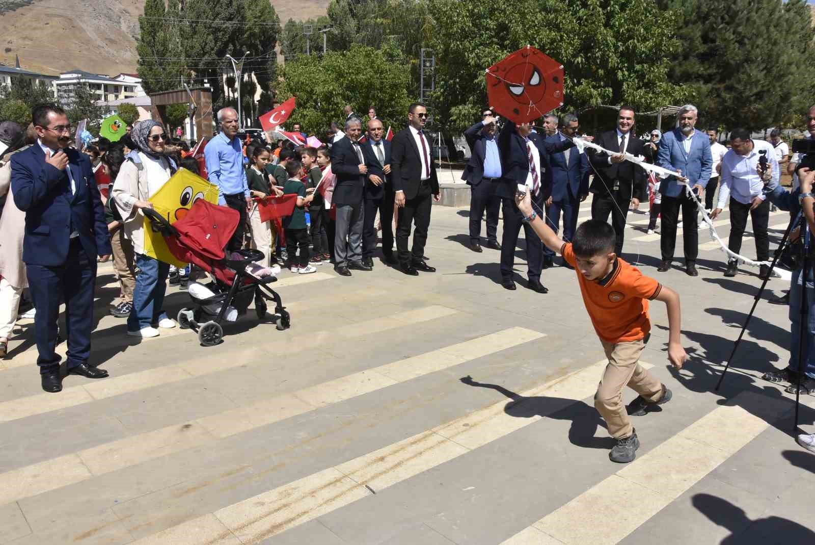 Bitlis’teki çocuklar Gazze’deki akranları için uçurtmalarını gökyüzüne bıraktı