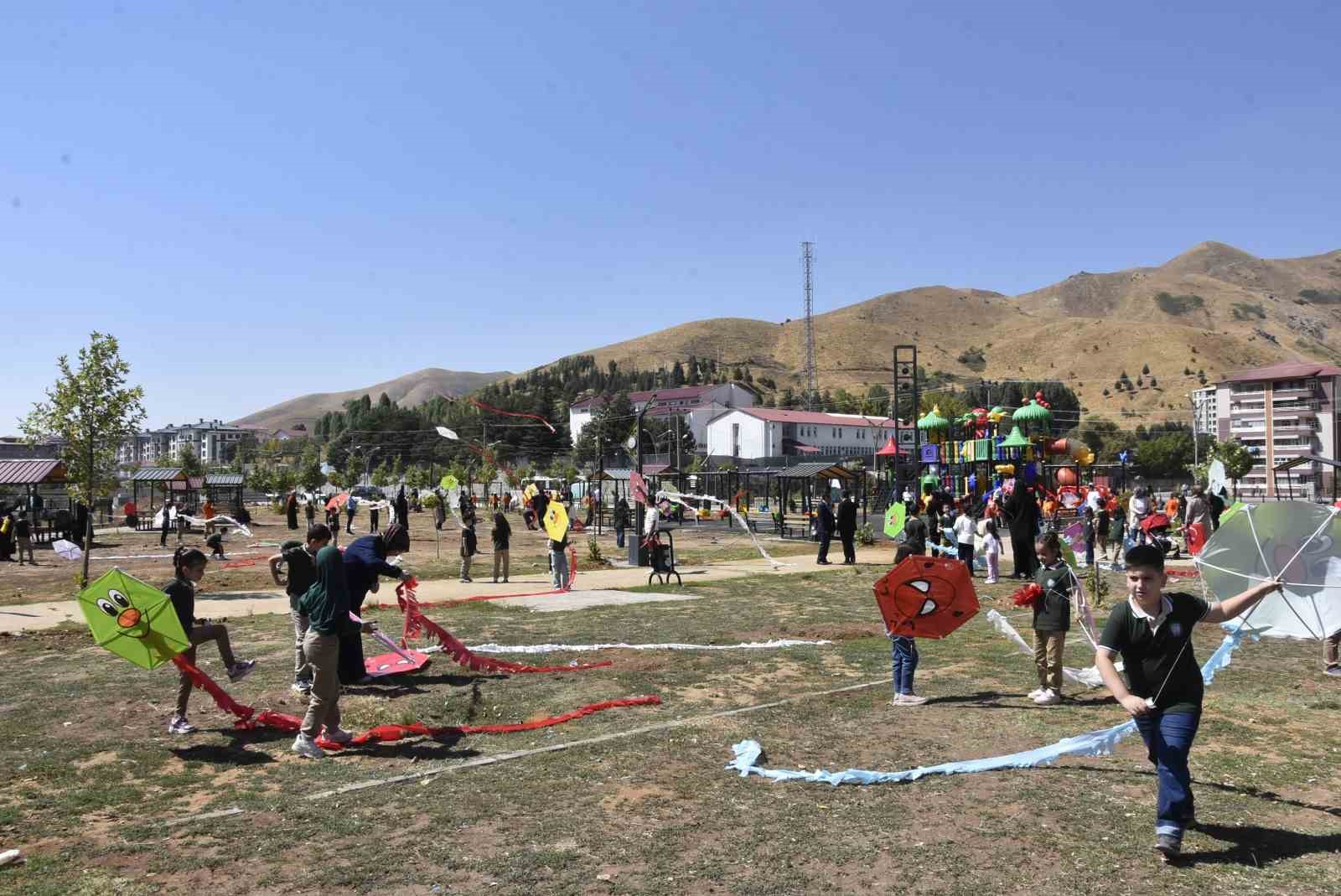 Bitlis’teki çocuklar Gazze’deki akranları için uçurtmalarını gökyüzüne bıraktı