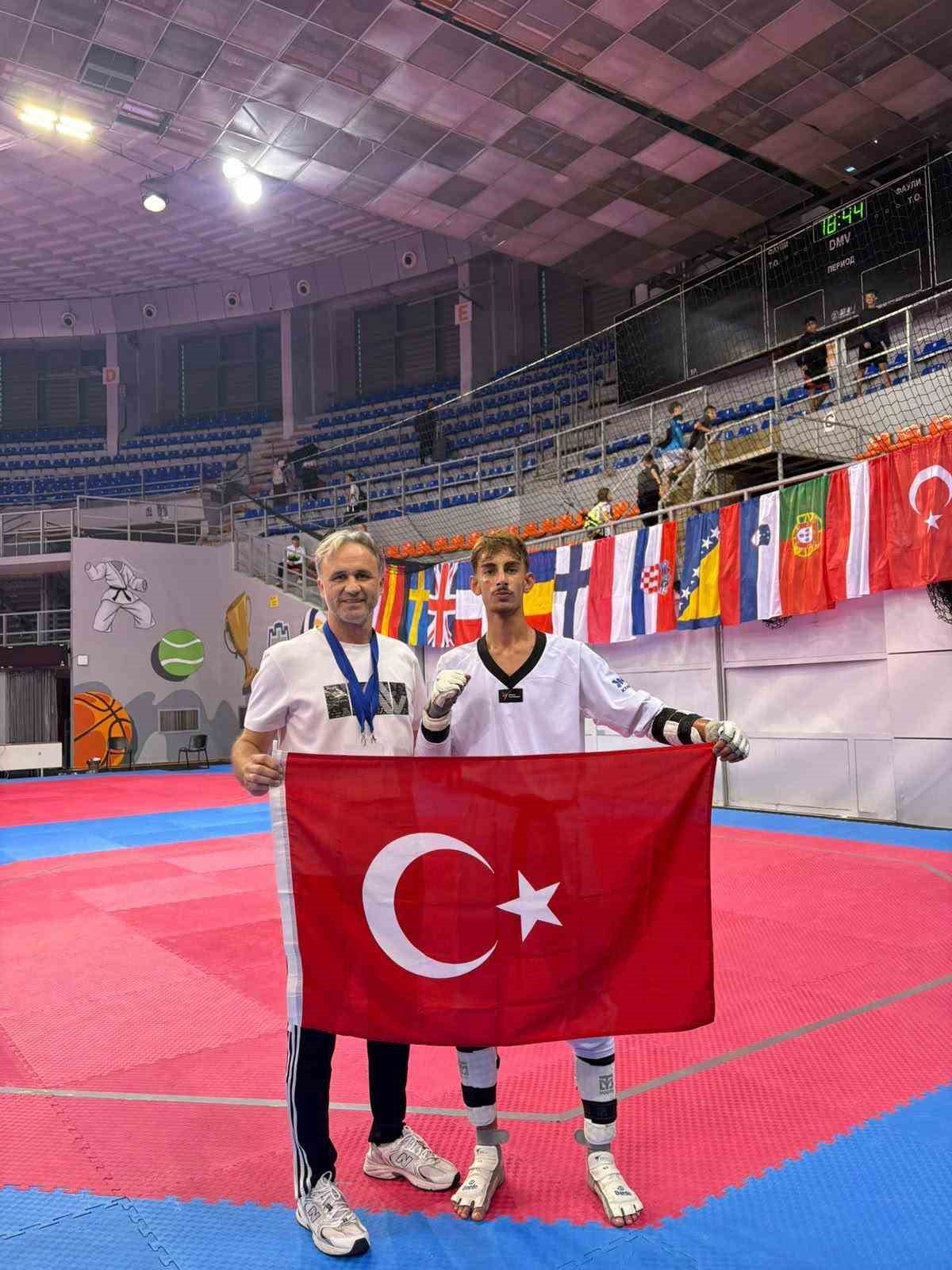 İzmirli tekvandoculardan Avrupa’da üç madalya