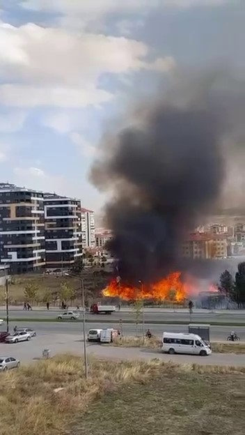 Sivas’ta akaryakıt istasyonu yanında çıkan yangın paniğe neden oldu