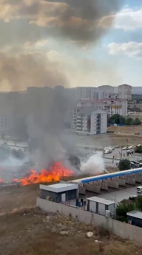 Sivas’ta akaryakıt istasyonu yanında çıkan yangın paniğe neden oldu