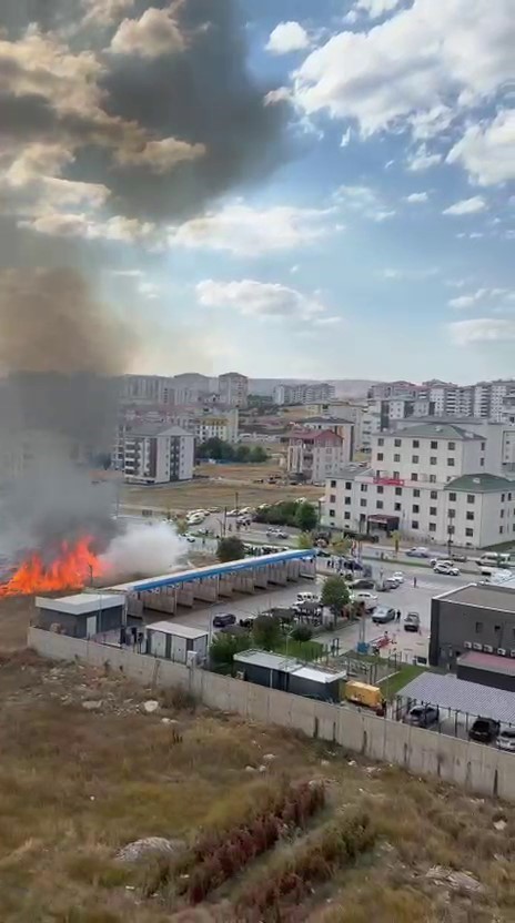 Sivas’ta akaryakıt istasyonu yanında çıkan yangın paniğe neden oldu