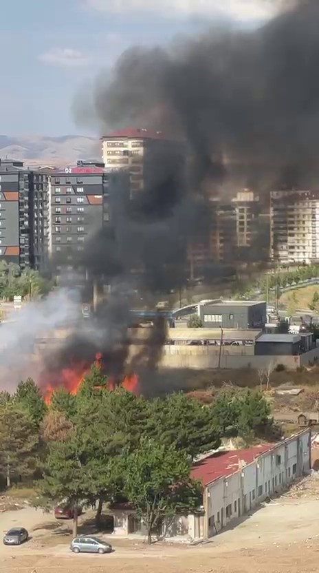 Sivas’ta akaryakıt istasyonu yanında çıkan yangın paniğe neden oldu