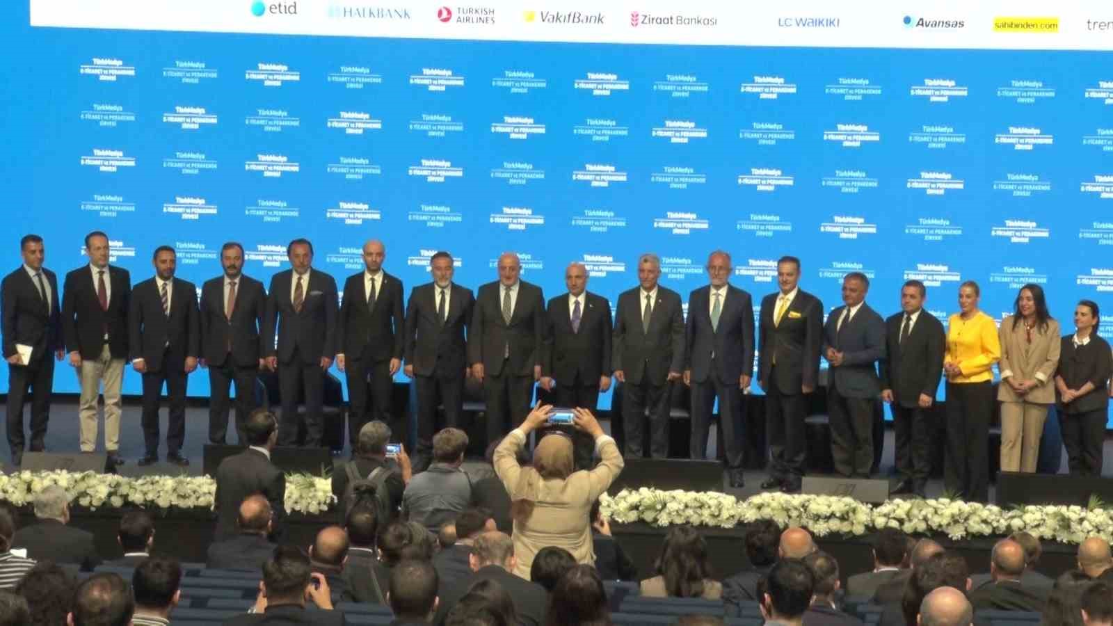 Ticaret Bakanı Bolat: "Dünya ekonomisi COVID’in patladığı 2020 başından bu yana zor bir dönemden geçiyor"