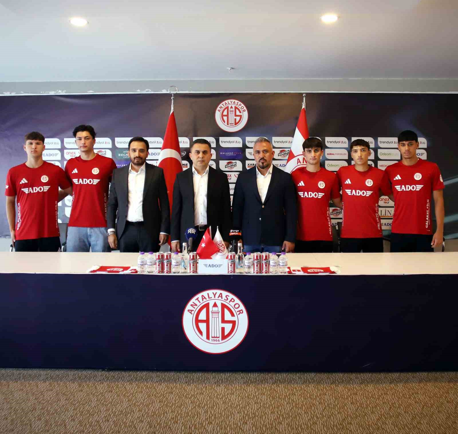 Antalyaspor, Osman Özköylü ile sezon sonuna kadar sözleşme imzaladı