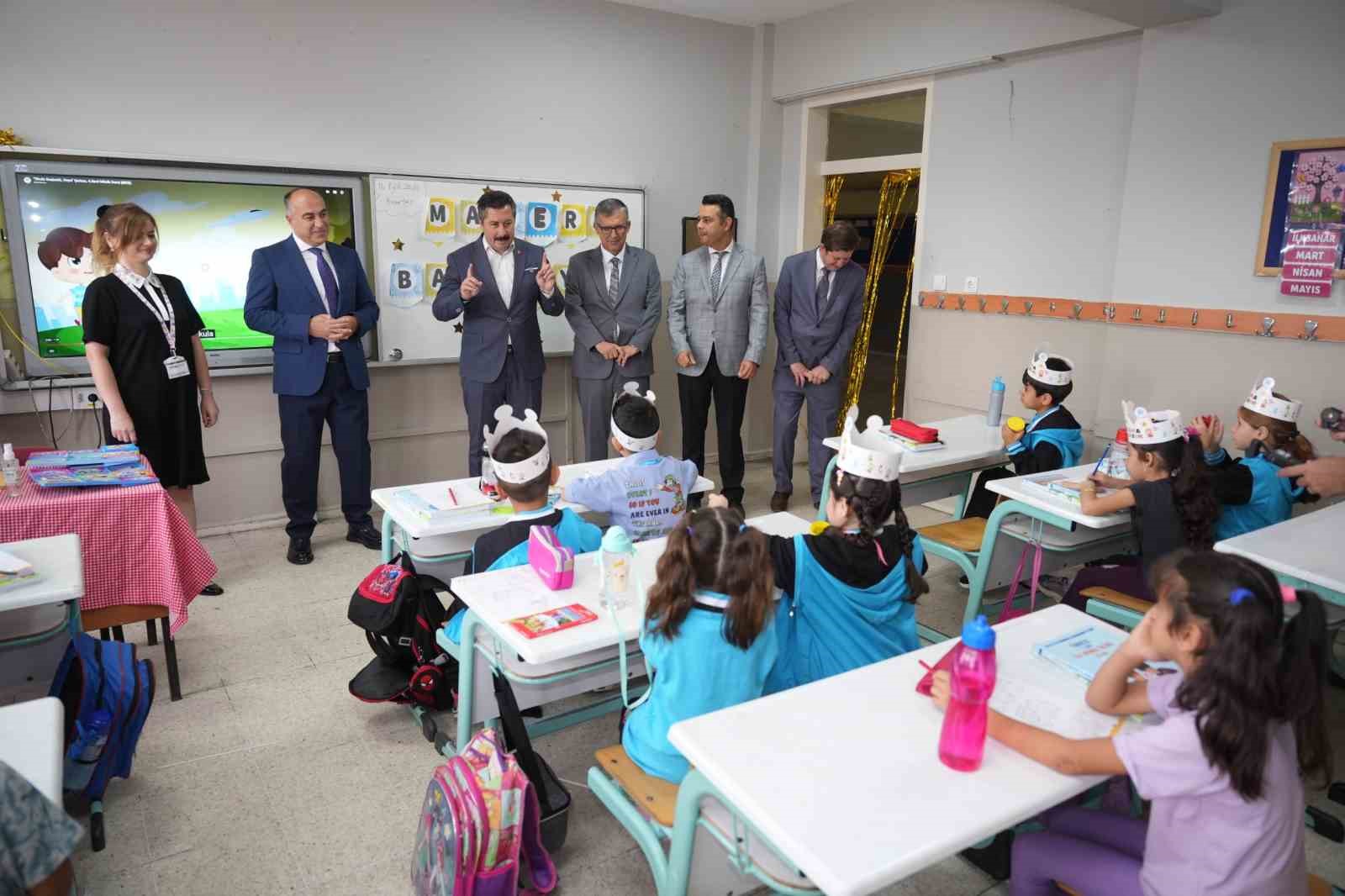 Yıllar önce öğrenciydi, şimdi başkan olarak aynı okulda