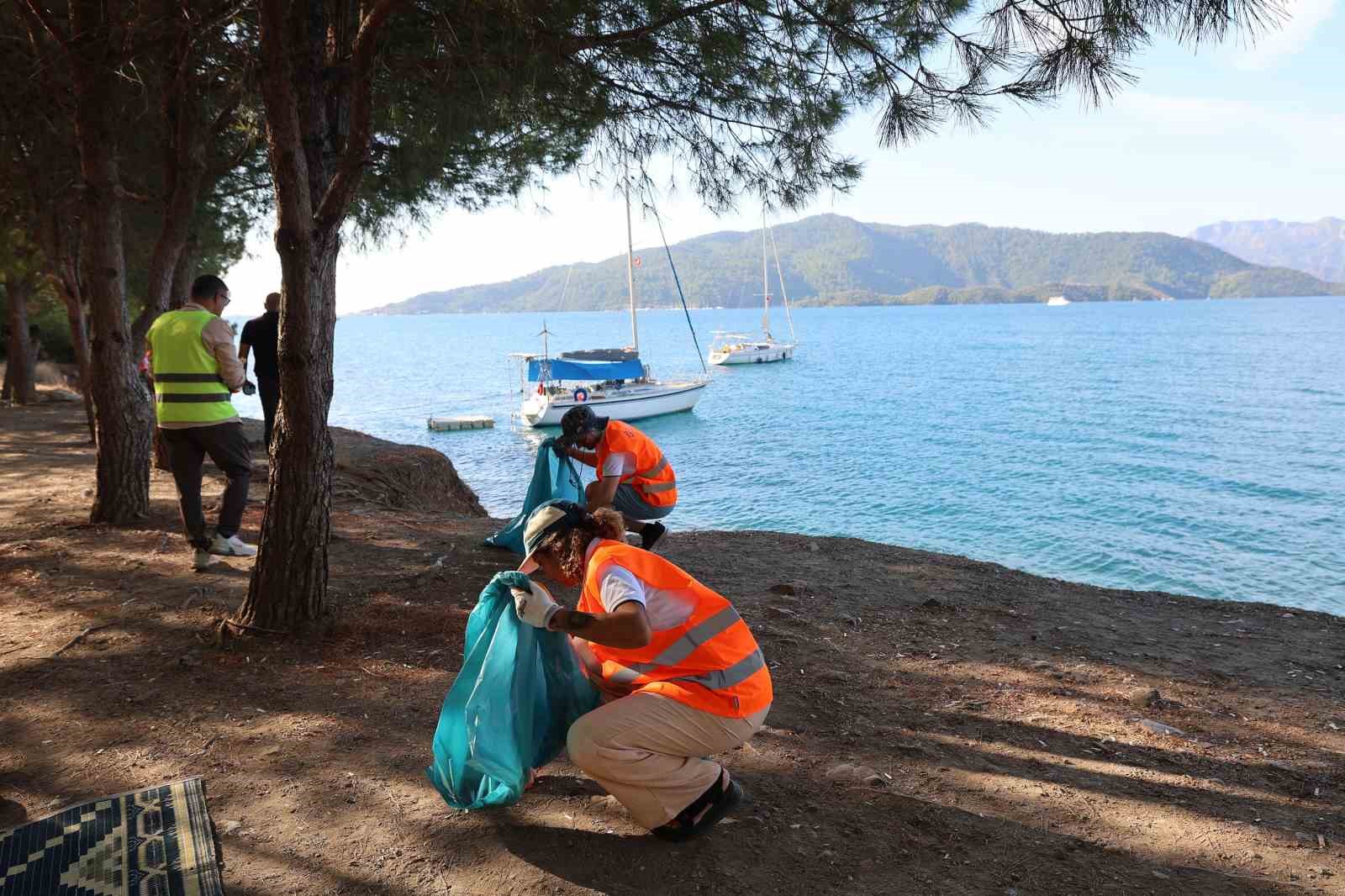 Marmaris’te kuruvaziyer personelinden örnek çevre duyarlılığı