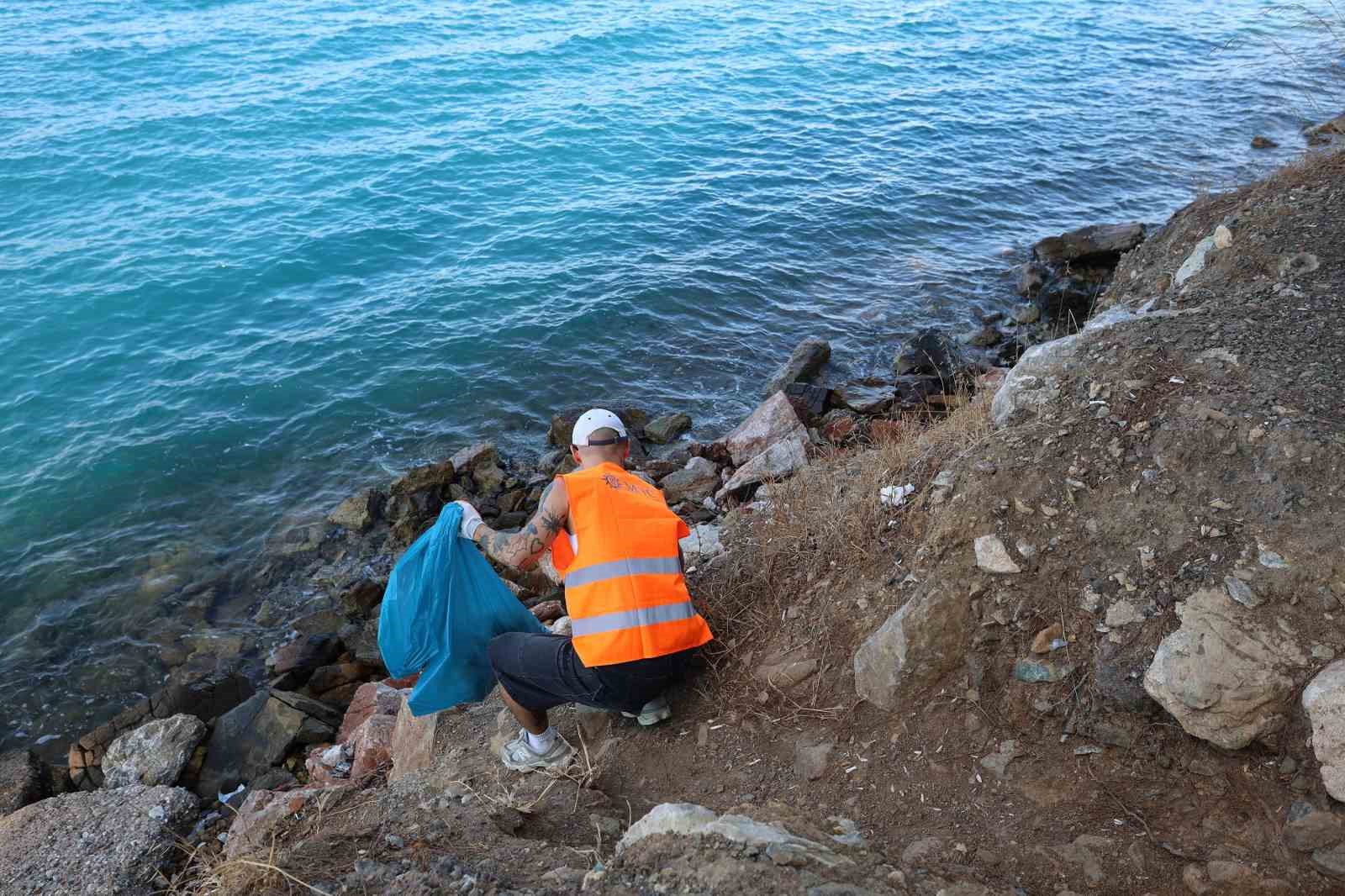 Marmaris’te kuruvaziyer personelinden örnek çevre duyarlılığı