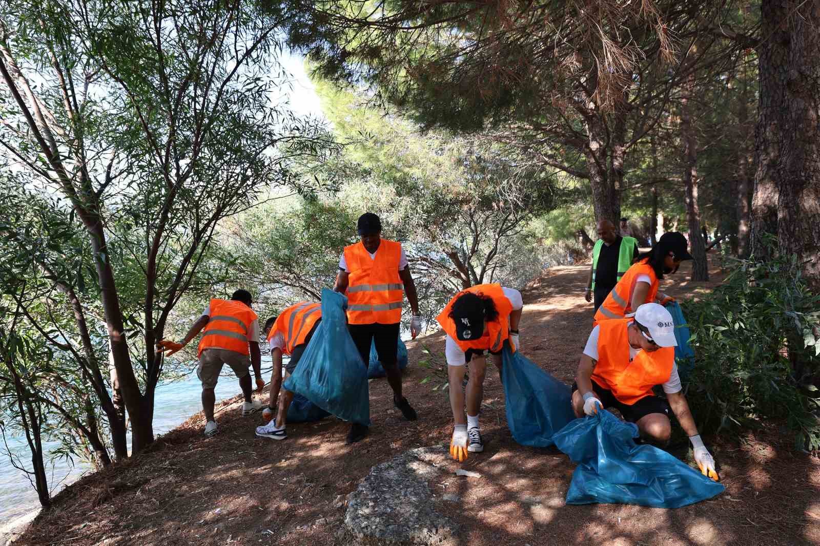 Marmaris’te kuruvaziyer personelinden örnek çevre duyarlılığı