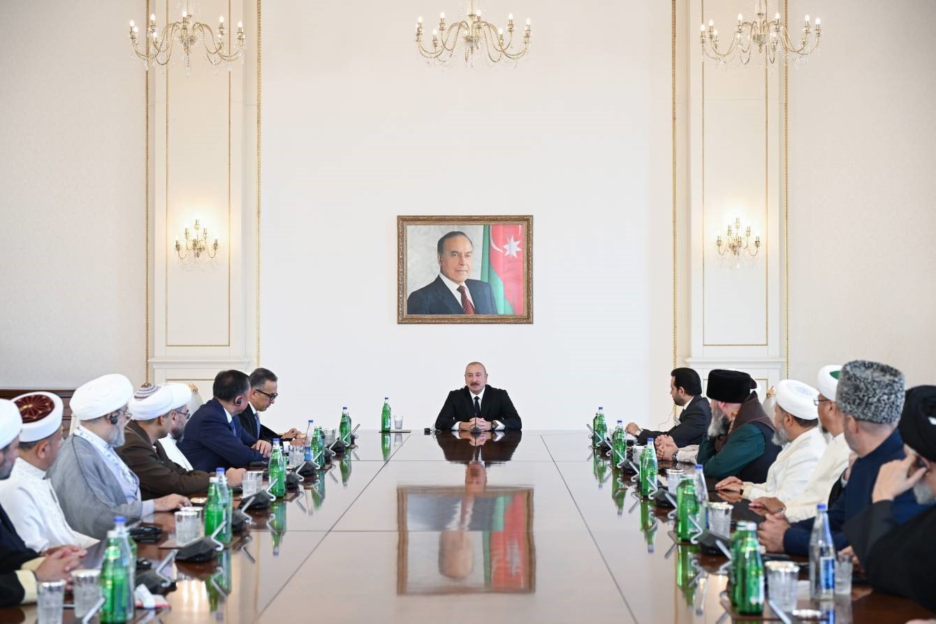 Aliyev: "İslam dünyasına karşı ilan edilmemiş bir savaş var ve İslamofobi bunun küçük bir parçası"