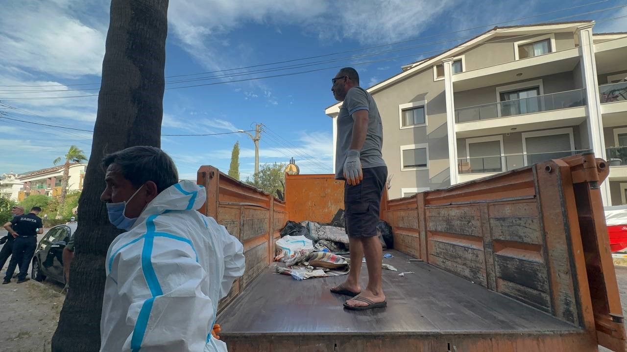 Marmaris’teki çöp evden bir kamyon çöp ve 30’a yakın kedi çıktı