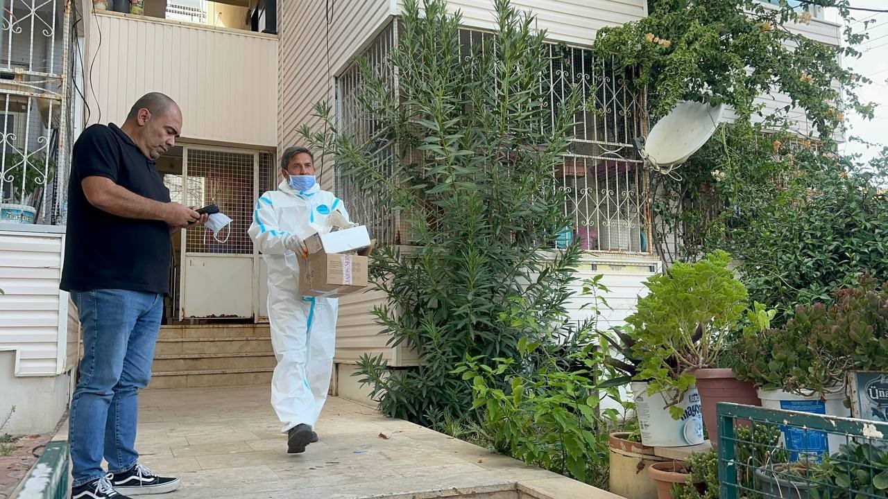 Marmaris’teki çöp evden bir kamyon çöp ve 30’a yakın kedi çıktı