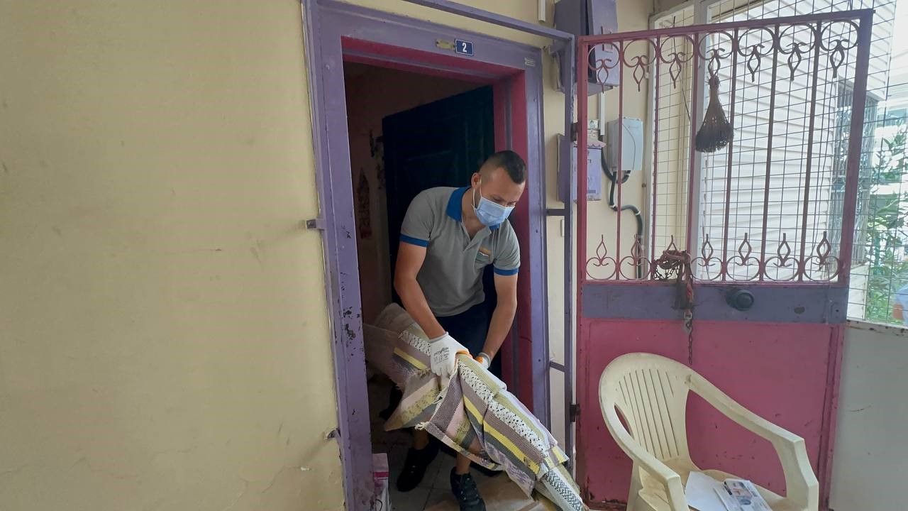 Marmaris’teki çöp evden bir kamyon çöp ve 30’a yakın kedi çıktı