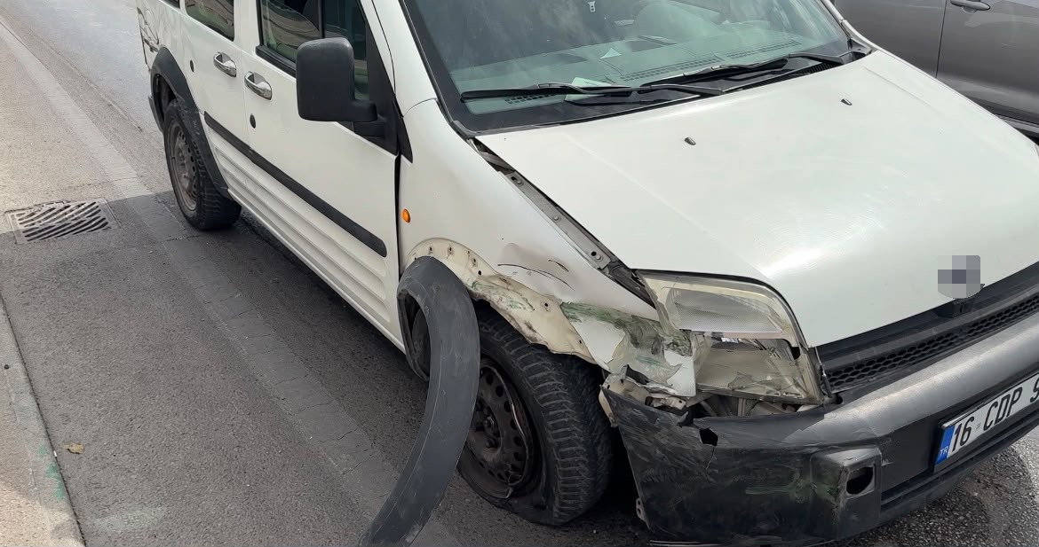 Bursa’da alt geçitte şerit değiştiren ticari araç otomobile çarptı