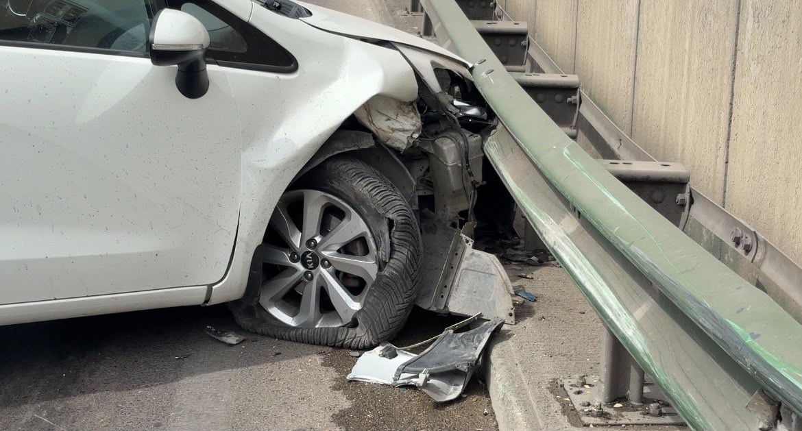 Bursa’da alt geçitte şerit değiştiren ticari araç otomobile çarptı