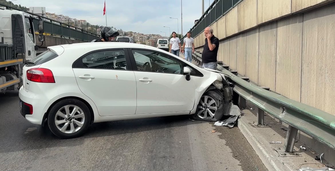 Bursa’da alt geçitte şerit değiştiren ticari araç otomobile çarptı