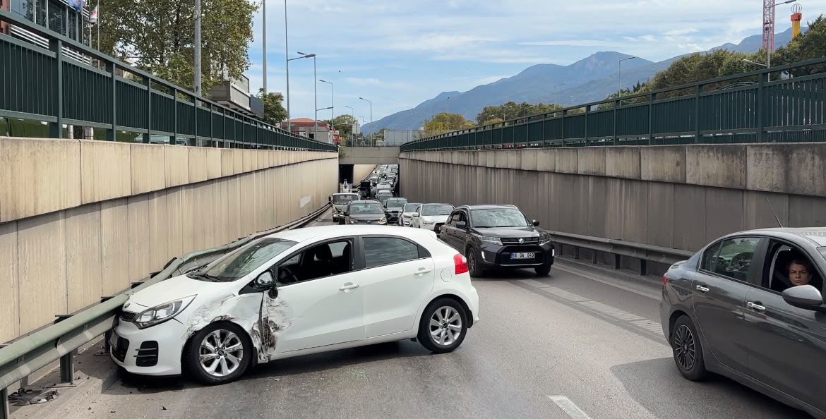 Bursa’da alt geçitte şerit değiştiren ticari araç otomobile çarptı