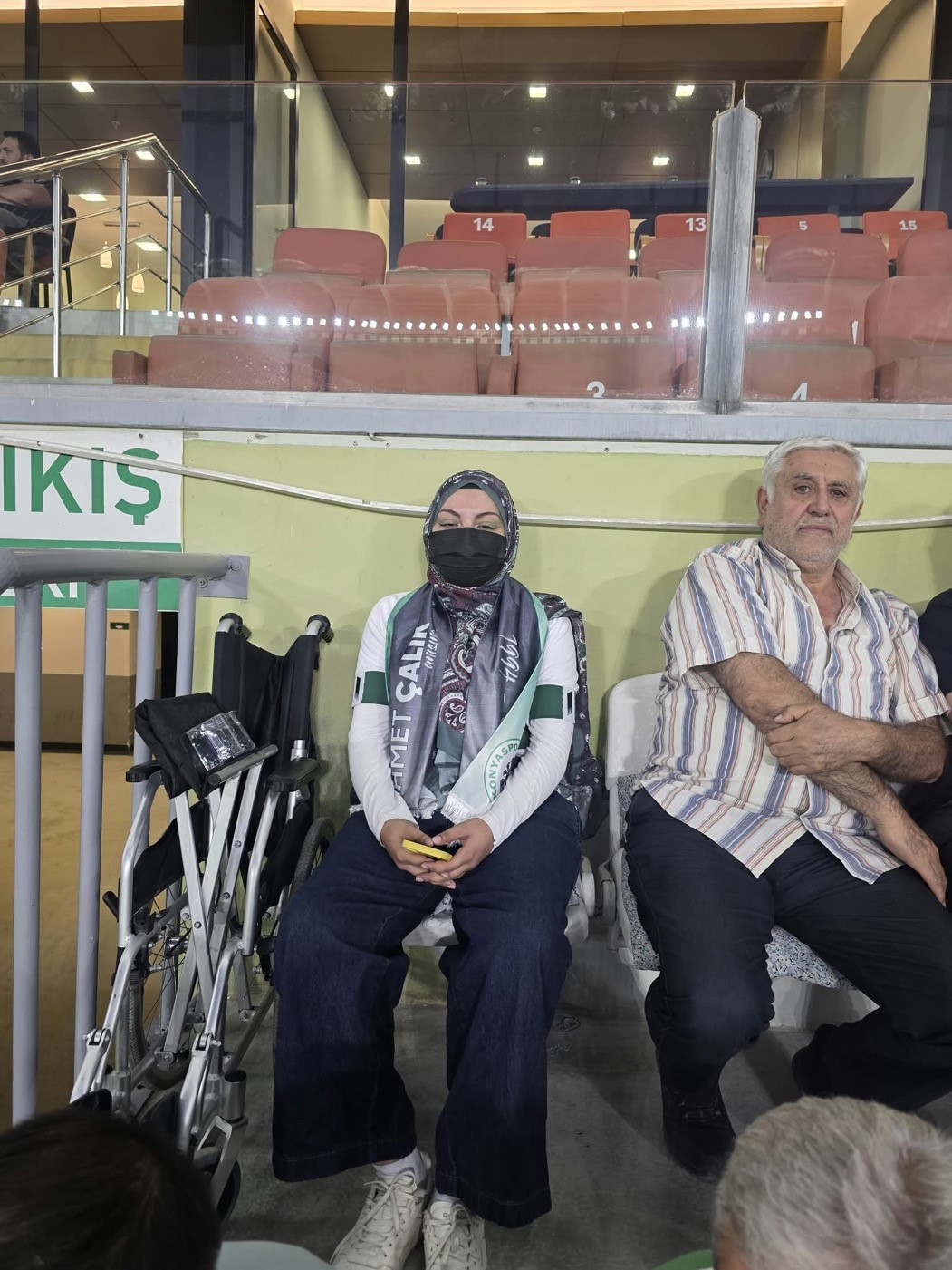 Konyaspor’dan omurilik kanseri tedavisi gören taraftar Sude Ay’a ziyaret