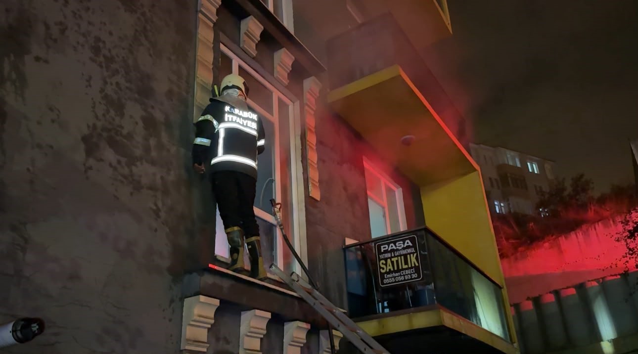 Öğrencilerin kaldığı evde yangın çıktı: 2 kişi dumanda etkilendi