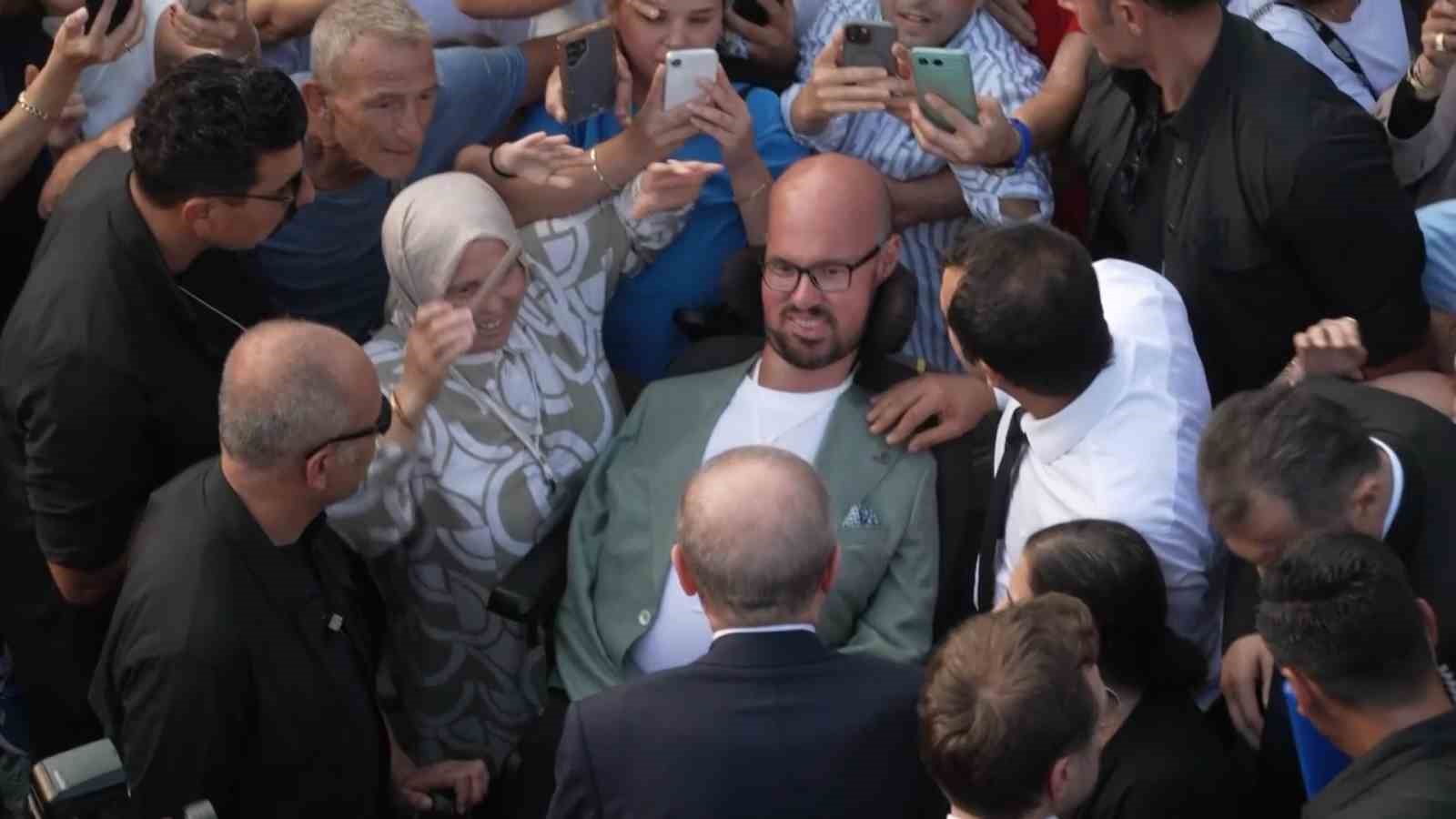 Cumhurbaşkanı Erdoğan’ın otobüsü durdurup yanına gittiği engelli genç konuştu: "Unutamayacağım bir andı"