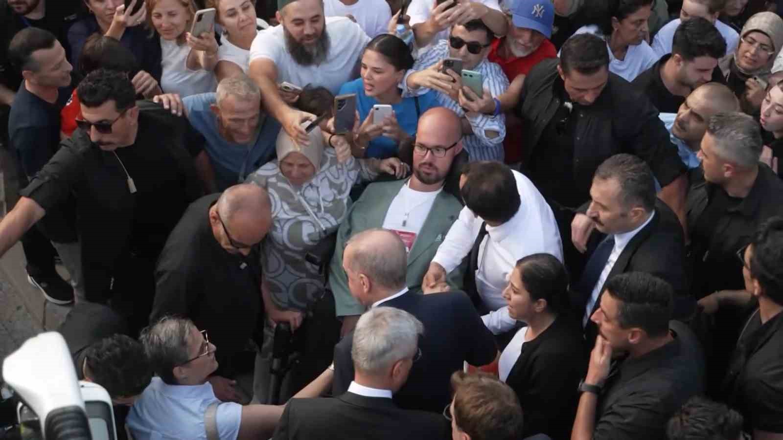 Cumhurbaşkanı Erdoğan’ın otobüsü durdurup yanına gittiği engelli genç konuştu: "Unutamayacağım bir andı"